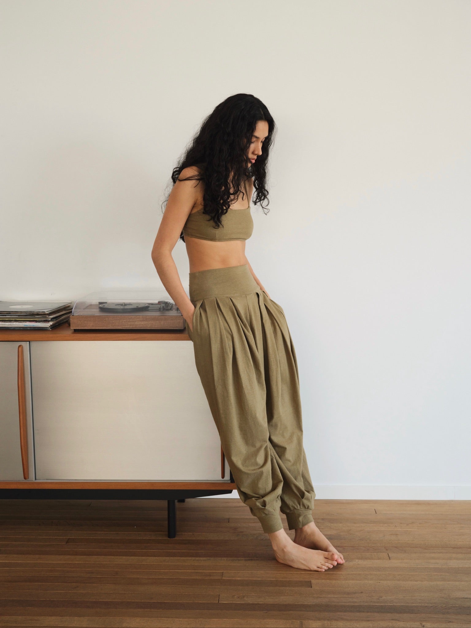 Plant-Dyed Pleated Knit Pants