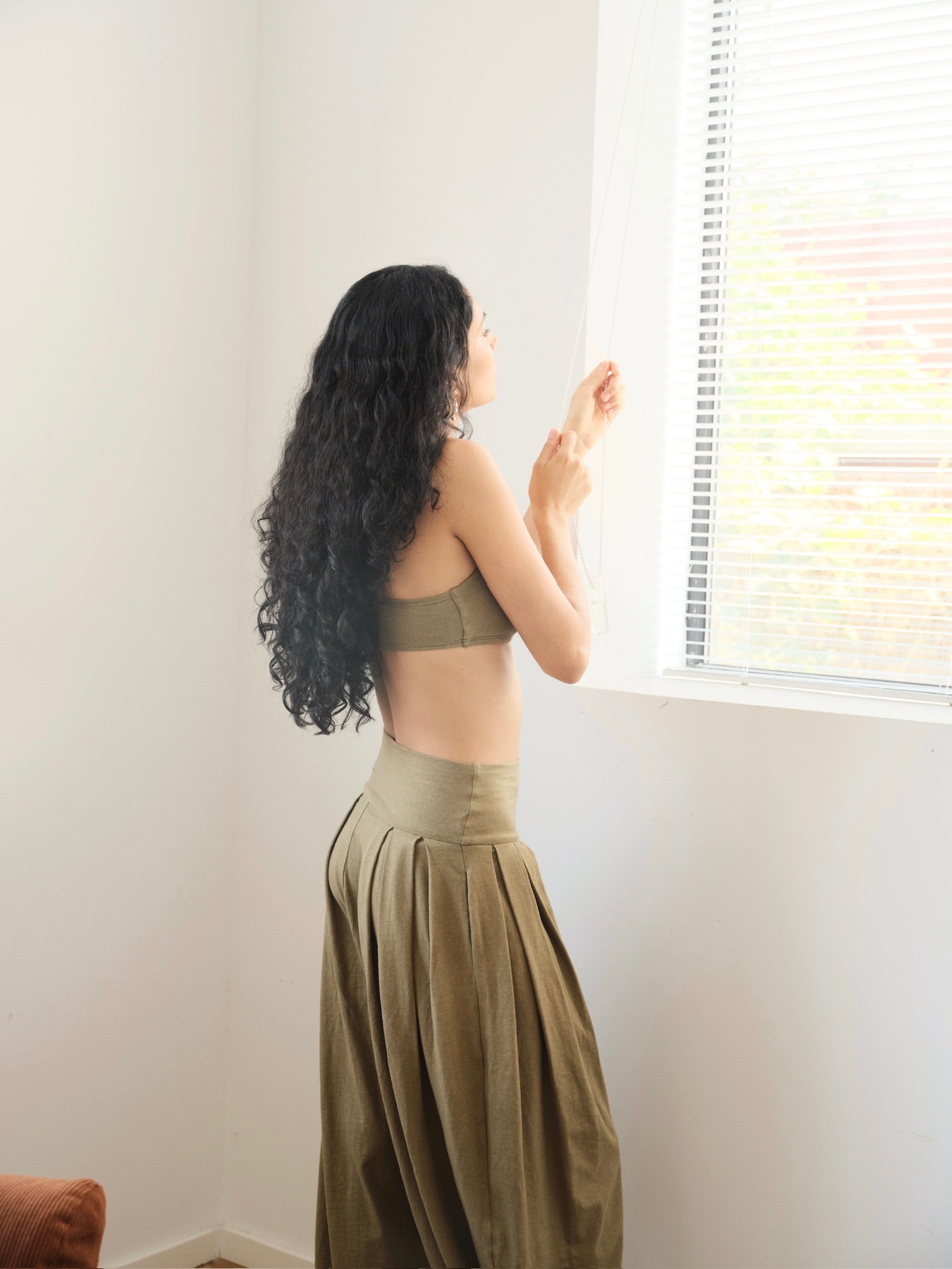 Plant-Dyed Pleated Knit Pants